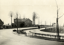 59610 Gezicht op de Jutfaseweg te Utrecht, met de brugwachterswoning Jutfaseweg 210-211 en de Liesbosbrug over het ...